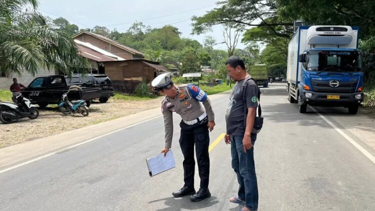 OLAH TKP— Satlantas Polres Sijunjung melakukan olah TKP kecelakaan yang menewaskan pengendara sepeda motor.