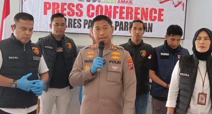 2 Orang Komplotan Pencuri Toko Emas masih Buron, Satu Ditangkap, Korban Rugi Rp 184 Juta 1 PENCURI— Kapolres Padangpariaman, AKBP Ahmad Faisol Amir memaparkan pengungkapan kasus
pencurian toko emas.