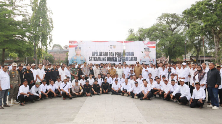 PENGUKUHAN— Kapolda Sumbar, Irjen Pol Gatot saat mengukuhkan 288 Sakamling Digital Tanahdatar.