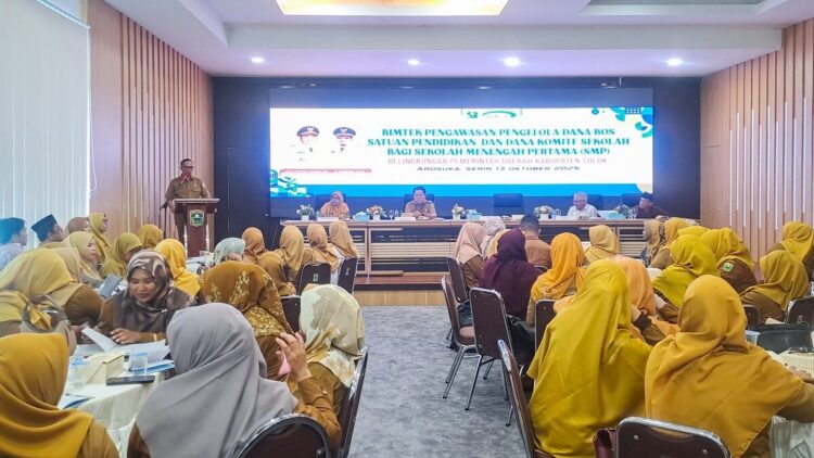 PENGELOLAAN KEUANGAN— Sekretaris Daerah Kabupaten Solok Medison membuka kegiatan Bimbingan Teknis (Bimtek) Pengawasan Pengelolaan Dana BOS dan Dana Komite Sekolah bagi satuan pendidikan tingkat SMP se-Kabupaten Solok.