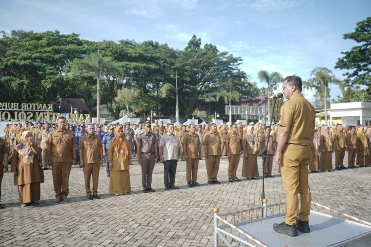 ARAHAN—Bupati Solok Selatan Khairunas berikan sambutan saat pimpin m Apel Gabungan ASN di Lingkungan
Pemerintah Kabupaten Solok Selatan, di Halaman Kantor Bupati, Senin (6/10).