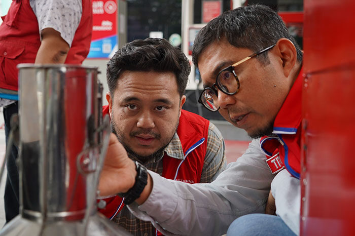 PEMERIKSAAN—Tim dari Pertamina Patra Niaga Regional Sumbagut melakukan pemeriksaan keakuratan takaran BBM di SPBU.
