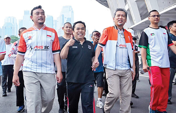 Rebut Eksekutif, Tambah Kursi DPRD, Presiden PKS Gandeng Ketua DPD PKS Padang Mulyadi Muslim 1 JALAN SEHAT PKS— Ketua DPD Partai Keadilan Sejahtera (PKS) Kota Padang yang juga anggota DPRD Padang, Mulyadi Muslim, bersama Presiden PKS Al Muzzamil Yusuf saat mengikuti jalan sehat di kawasan Gelora Bung Karno (GBK), Jakarta. Mulyadi menghadiri Munas VI PKS yang berlangsung di The Sultan Hotel & Residence Jakarta, Minggu–Senin (28–29/9).