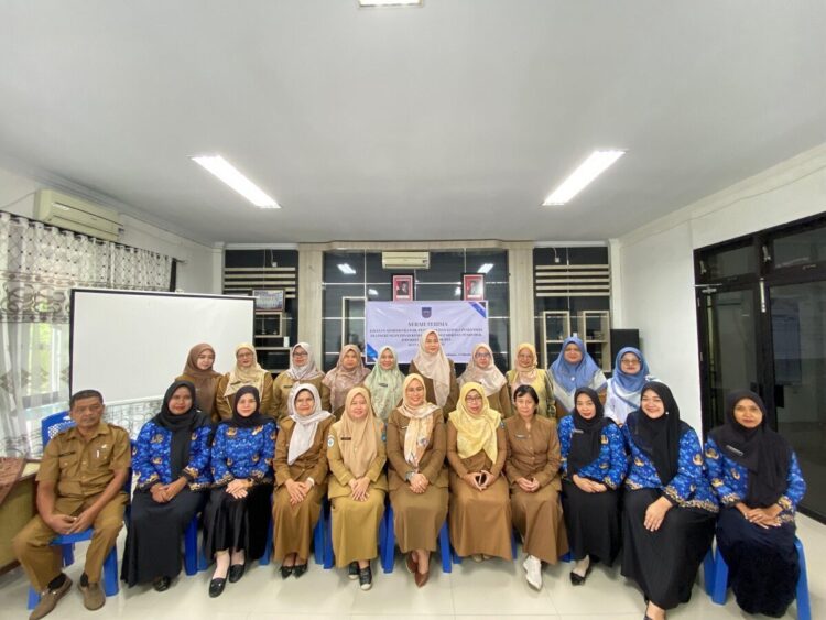 FOTO BERSAMA— Kepala Dinkesdaldukkb Kota Sawahlunto Ranu Verra Mardianti saat menghadiri Sertijab bagi Pejabat Administrasi, Pengawas, dan Kepala Puskesmas (Kapus), di Aula UPTD Puskesmas Kolok, Senin (13/10).