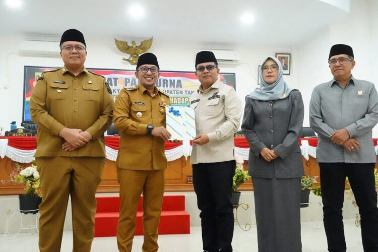 SERAHKAN RANPERDA— Ketua DPRD Anton Yondra menerima nota tiga ranperda dari Bupati Eka Putra, saat sidang paripurna di gedung DPRD.