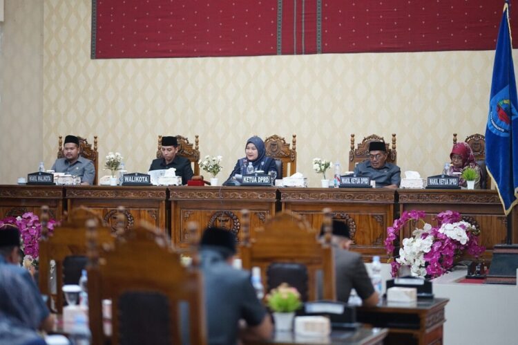 RAPAT PARIPURNA— DPRD Kota Sawahlunto menggelar rapat paripurna Penyampaian Nota Pengantar Wali Kota tentang Rancangan Kebijakan Umum APBD KUA-PPAS Tahun Anggaran 2026, Senin (13/10).