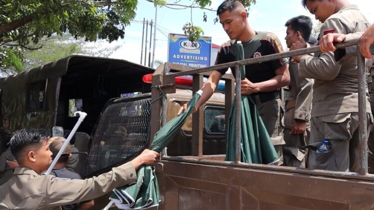 PENERTIBAN— Petugas Satpol PP Padang melakukan penertiban lapak-lapak pedagang yang ditinggalkan di atas fasilitas umum (Fasum) dan pedestrian, Selasa (14/10). Gerobak es kopi dan sejumlah meja dan kursi diangkut dan dibawa ke Mako Satpol PP di jalan Tanmalaka.