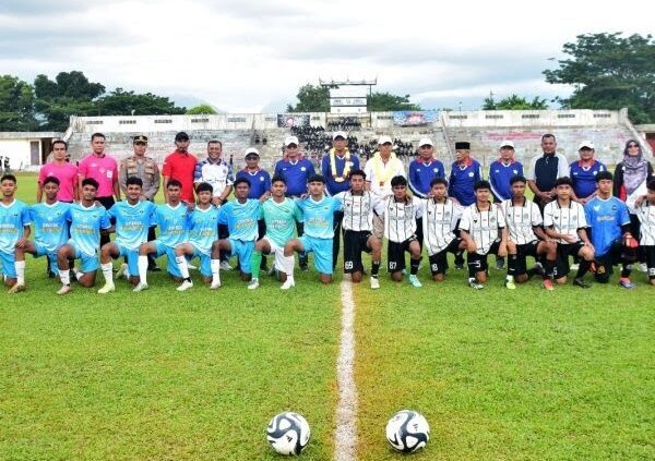 HUT ke-39 SMAN 2 Lubuk Basung, 20 Tim SMA se-Sumbar Adu Gengsi Rebut Piala Gubernur 1 TURNAMEN SEPAK BOLA— Sekda Agam Mhd Lutfi menghadiri sekaligus membuka Open Turnamen Sepak Bola Tingkat SMA se-Sumbar tahun 2025, yang digelar SMAN 2 Lubuk Basung, di Sport Center Bukik Bunian, Lubuk Basung, Sabtu (11/10).