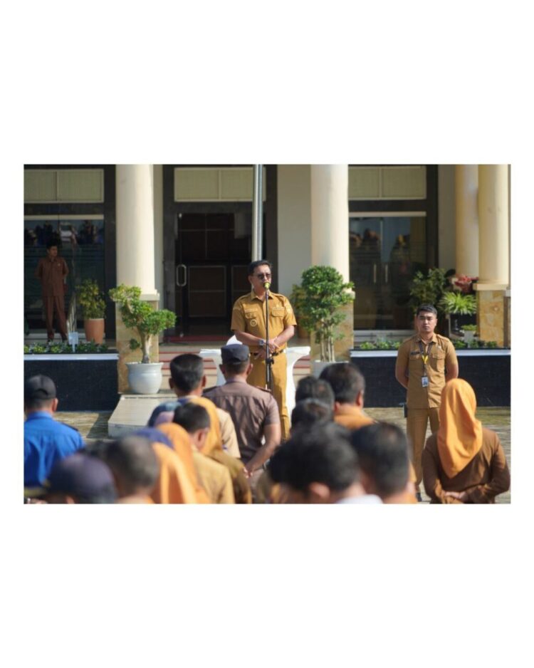 ARAHAN— Bupati Solok Selatan H. Khairunas memberikan arahan pada Apel Gabungan ASN di Lingkungan Pemerintah Kabupaten di Halaman Kantor Bupati Solok Selatan, Senin (13/10).