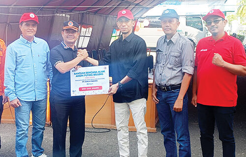 BANTUAN ZAK SEMEN— Kepala Unit Komunikasi & Kesekretariatan PT Semen Padang Ilham Akbar bersama Kepala Unit CSR Idris, menyerahkan bantuan 250 zak semen kepada korban bencana angin puting beliung di Kota Solok.