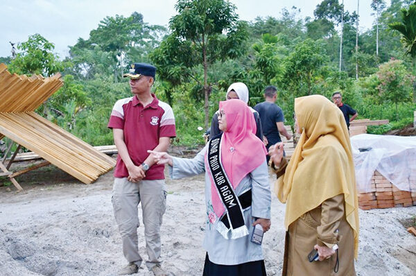 Dibangun Dana Pusat Rp1,8 Miliar, USB TK Negeri Dalko Ditargetkan Rampung Sesuai Jadwal 1 TINJAU— Bunda PAUD Kabupaten Agam, Ny. Merry Benniwarlis, meninjau pembangunan Unit Sekolah Baru (USB) TK Negeri Dalko
di Jorong Dama Gadang, Kecamatan Tanjung Raya, Selasa (14/10).