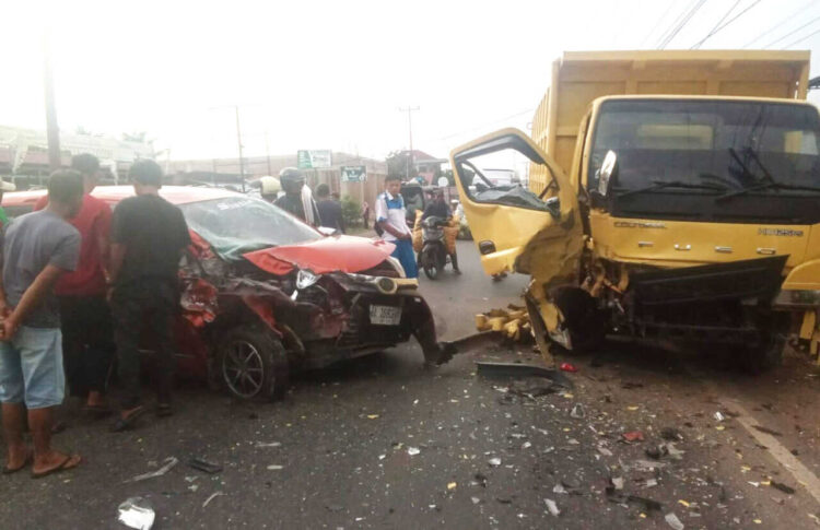 KECELAKAAN— Kondisi mobil Calya dan dump truk yang mengalami kecelakaan di Rimbo Panjang, Kenagarian Punggasan, Kecamatan Linggo Sari Baganti, Kabupaten Pesisir Selatan.