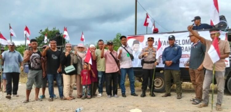 UNJUK RASA— Warga Nagari Silaut melakukan aksi unjuk rasa untuk menyelesaikan
sengketa lahan dengan PT Sukses Jaya Wood.