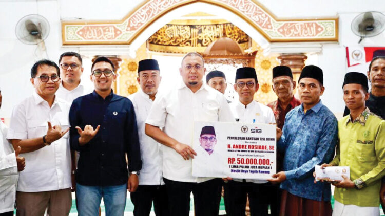 SERAHKAN BANTUAN— Wakil Ketua Komisi VI DPR RI dari Fraksi Gerindra Andre Rosiade menyerahkan bantuan sebesar Rp50 juta di Masjid Raya Taqrib Rawang, Kecamatan Padang Selatan, Kota Padang, Jumat (10/10).