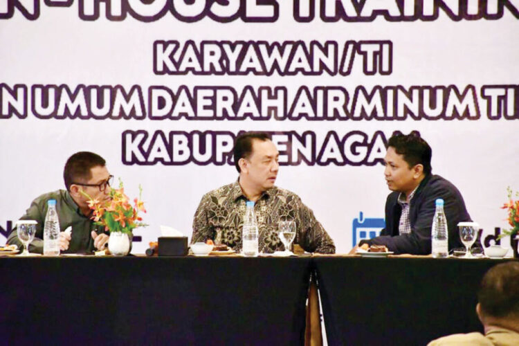 Wabup Agam Buka Pelatihan SDM Perumda Air Minum Tirta Antokan, Dorong Profesionalisme dan Inovasi Layanan 1 IN HOUSE TRAINING— Wakil Bupati Agam, Muhammad Iqbal, buka secara
resmi kegiatan In-House Training bagi karyawan dan karyawati Perumda Air Minum Tirta Antokan Kabupaten Agam, di Alamanda Ballroom, The Balcone
Hotel, Kecamatan Tilatang Kamang, Sabtu (4/10).