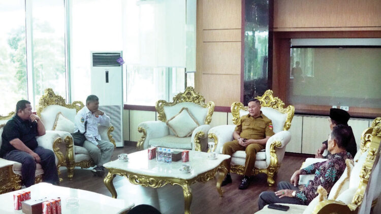 Wali Kota Ramlan Terima IKM Sumut, Sinergi Lestarikan Budaya Minangkabau di Perantauan 1 AUDIENSI— Wali Kota Bukittinggi, Ramlan Nurmatias, menerima audiensi dari Ikatan Keluarga Minang (IKM) Sumatera Utara
di ruang transit Balaikota Bukittinggi, Selasa (7/10).