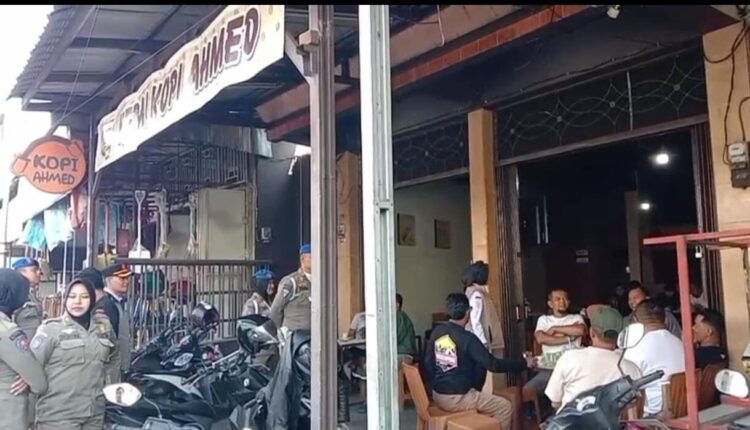 SWEEPING ASN— Personel Satpol PP Kota Payakumbuh sedang melakukan sweeping pada ASN yang malas dan sering bolos saat jam kerja.