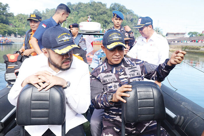 AKSI BERSIH PANTAI— Wadankodaeral II Padang, Laksamana Pertama TNI Mulyadi, , Wali Kota Padang Fadly Amran, menaiki perahu karet saat melakukan aksi bersih di bantaran Kali Mati, Muaro Padang, dalam rangka memperingati HUT TNI ke-80, Kamis (2/10).