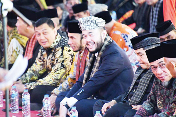 BATAGAK PANGHULU— Wali Kota Padang Fadly Amran, bersama Wakil Wali Kota Maigus Nasir, menghadiri acara Penjamuan Batagak Panghulu Suku Koto Kenagarian Koto Tangah bagi Ketua Lembaga Kerapatan Adat Alam Minangkabau (LKAAM) Sumatera Barat (Sumbar), Prof. Dr. H. Fauzi Bahar, M.Si, Sabtu (11/10).