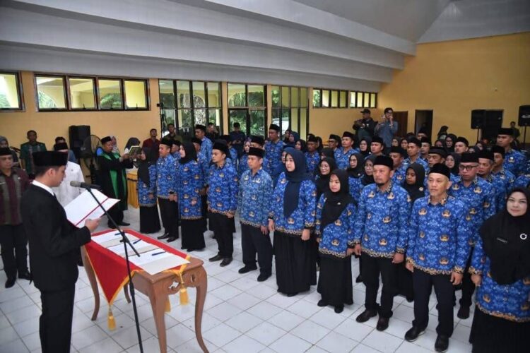 PELANTIKAN— Wali Kota Sawahlunto Riyanda Putra melantik dan mengambil sumpah jabatan sebanyak 70 orang pejabat administrator, pengawas, dan Kepala Puskesmas di Sanggar Kegiatan Belajar (SKB) Sapan.