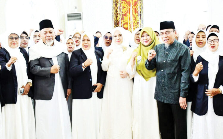 PENGUKUHAN PENGURUS MTY— Wawako Padang, Maigus Nasir, menghadiri acara Pengukuhan Pengurus MTY Kota Padang Periode 2025-2030, di Masjid Al Hakim Pantai Padang, Minggu (12/10).