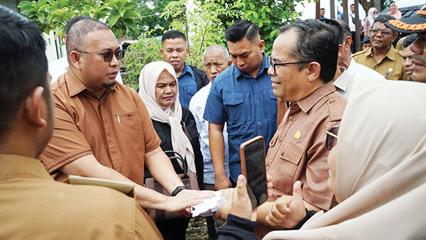 Peduli Korban Bencana Angin Kencang di Kota Solok, Andre Rosiade Serahkan Bantuan Rp100 Juta