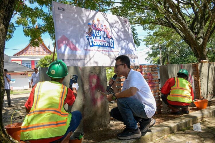 TEMU TUKANG— Sekitar 100 tukang menghadiri kegiatan Temu Tukang yang digelar PT Semen Padang, di Auditorium Kantor Bupati Dharmasraya, Sabtu (4/10) lalu.
