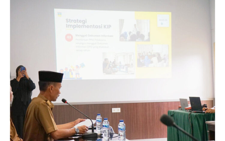PRESENTASI—
Wakil Bupati Solok Selatan H. Yulian Efi menyampaikan presentasinya pada kegiatan Presentasi Badan Publik dalam rangka Monitoring dan Evaluasi Keterbukaan Informasi oleh Komisi Informasi Sumatera Barat Tahun 2025
di Padang.