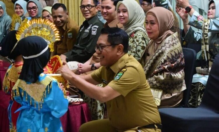 PENGUKUHAN BUNDA PAUD— Bupati Padangpariaman John Kenedy Azis menghadiri pengukuhan Bunda PAUD Kecamatan, pelantikan pokja bunda PAUD Kabupaten Padangpariaman.