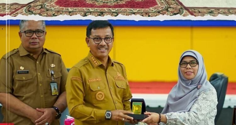 SERAHKAN CENDERA MATA—
Bupati Solok Selatan Khairunas serahkan cendera mata pada salah satu pimpinan Univeristas usai teken kerjasama.