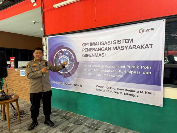 PAPARKAN—Penata Kehumasan Madya Tingkat III Mabes Polri, Kombes Pol Dwi Sulistyawan saat memaparkan optimaliasi Sistem Penerangan Masyarakat (SiPenmas) di hadapan puluhan awak media di Padang.