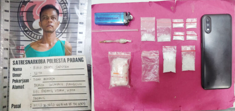 PENGEDAR SABU— Pelaku Riko (32) yang diduga sebagai pengedar sabu, ditangkap Tim Rajawali Satresnarkoba Polresta Padang.