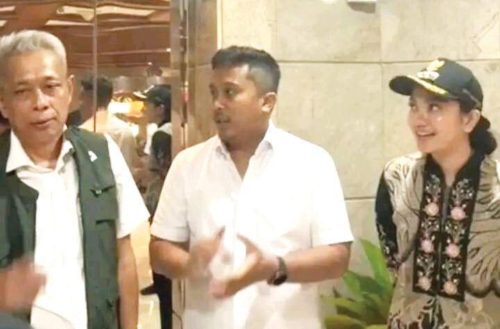 Hasil ke Jakarta Bersama Wagub Vasco Ruseimy, Bupati Annisa Bawa Proyek Rp200 Miliar ke Dharmasraya 1 BUPATI Dharmasraya, Annisa Suci Ramadhani, bersama Wagub Sumbar, Vasko Ruseimy, berdiskusi dengan Wamensos, Agus Jabo Priyono terkait pembangunan Sekolah Rakyat senilai Rp200 miliar di Dharmasraya.