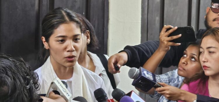 WAWANCARA— Istri Nadiem, Franka Franklin diwawancarai wartawan usai
setelah gugatan praperadilan berakhir.