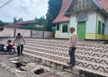 Dinas PUPR Solsel Tinjau Trotoar Ambruk di Depan Balai- Balai Adat Nagari Koto Baru