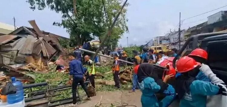 POHON TUMBANG— Terlihat suasana di kawasan Pasar Raya Solok porakporanda akibat angin kencang dan hujan yang terjadi beberapa
hari lalu. Saat ini aktivitas jual beli di Pasar Raya Solok sudah kembali normal.