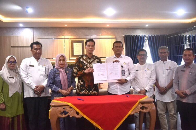 KESEPAKATAN BERSAMA— Wako Sawahlunto Riyanda Putra melakukan penandatangan kesepakatan bersama antara Pemerintah
Kota Sawahlunto dengan Rumah Tahanan Negara (Rutan) Kelas II B Sawahlunto, di Balai Kota Sawahlunto.