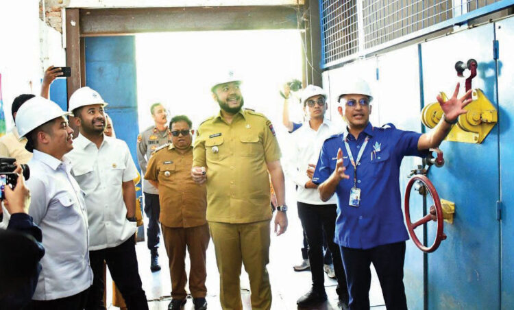 KUNJUNGAN KERJA— Wali Kota Padang, Fadly Amran saat mendampingi kunjungan kerja Anggota Komisi V DPR RI Zigo Rolanda di kawasan IPA Gunung Pangilun.