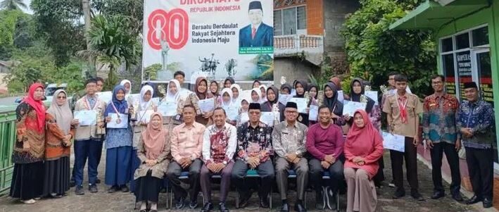 FOTO BERSAMA— Kepala Kantor Kemenag Dr. H. Dedi Wandra, M.A berfoto bersama usai penyerahan
penghargaan pada 33 siswa dan siswi MTsN di Kota Sawahlunto.