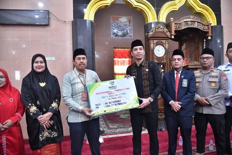 Baznas Sawahlunto Salurkan Zakat Rp659,9 Juta untuk 1.117 Mustahiq 1 PENYERAHAN DANA ZAKAT—
Wali Kota Sawahlunto Riyanda Putra menyerahkan zakat reguler periode Oktober 2025 yang dilaksanakan Baznas Kota Sawahlunto,
di Masjid Agung
Nurul Islam.