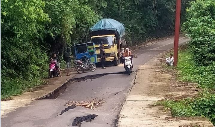 JALAN TERBAN— Akses jalan utama menuju Nagari Silokek mengalami terban hingga tidak bisa dilalui kendaraan roda empat. Peristiwa itu
terjadi pada Senin (13/10) sekitar pukul 05.00 WIB pagi hari akibat tingginya intensitas curah hujan di daerah tersebut.