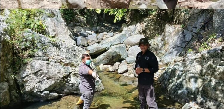 EKSPEDISI— Tim ekspedisi UPTD Laboratorium Lingkungan DPKP2LH Sawahlunto dalam hal ini petugas pengambil contoh uji air sungai baru-baru ini.