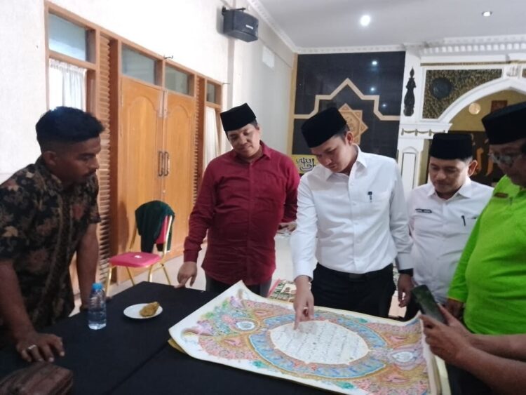 TINJAU TC KAFILAH— Wakil Bupati Padangpariaman, Rahmat Hidayat, berdialog dengan panitia saat  menghadiri kegiatan Training Center (TC) kafilah Kabupaten Padangpariaman.