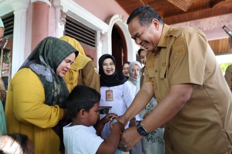 242 Ibu Hamil, Menyusui dan Balita Nikmati MBG Perdana, Disalurkan di Tiga Kelurahan, Kecamatan Pariaman Tengah 1 LAUNCHING MBG— Wali Kota Pariaman Yota Balad didampingi Bunda PAUD Kota Pariaman, Ny. Yosnely Balad saat melaunching Makan Bergizi Gratis (MBG) untuk ibu hamil, ibu menyusui dan balita.