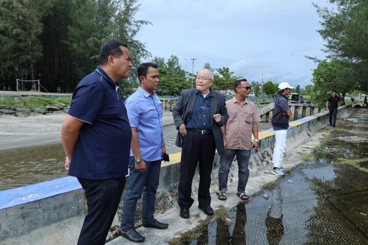 FILTERISASI AIR BERSIH— Wali Kota Pariaman, Yota Balad Yota Balad mendampingi Direktur CCR Corporation Japan perwakilan Indonesia, Yasumasa Sasahara, saat mengunjungi Kota Pariaman, kemarin. CCR rencananya akan menghibahkan paket filterisasi untuk sekolah di Kota Pariaman.