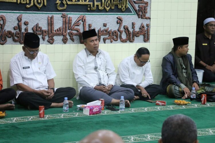 HADIRI—Wakil Wali Kota Pariaman, Mulyadi saat menghadiri wirid.