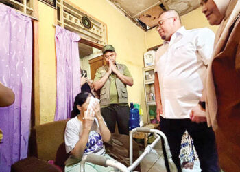 Peduli Warga Sakit, Andre Rosiade Bantu Suami Stroke dan Istri Lumpuh di Gates Nan XX Rp20 Juta