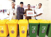 Tanamkan Budaya Peduli Lingkungan, PT Semen Padang Serahkan 16 Tong Sampah Terpilah ke Masjid Raya Sumbar dan Sekolah