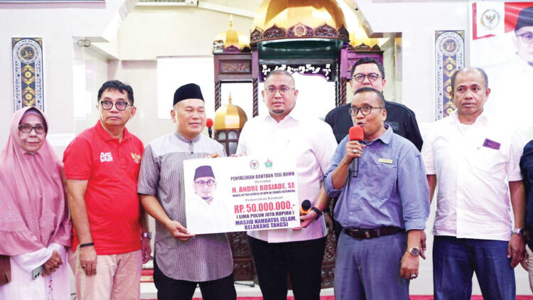 Andre Rosiade Salurkan Bantuan Rp50 Juta untuk Masjid Nahdatul Islam Belakang Tangsi 1 BANTUAN MASJID— Wakil Ketua Komisi VI DPR RI dari Fraksi Gerindra Andre Rosiade menyerahkan bantuan sebesar Rp50 juta untuk Masjid Nahdatul Islam, Kelurahan Belakang Tangsi, Kecamatan Padang Barat, Kota Padang, Senin (3/11).