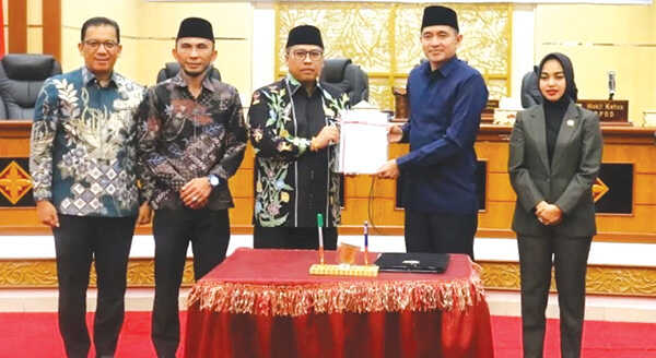 DPRD dan Pemko Padangpanjang Sepakati KUA-PPAS Tahun Anggaran 2026 1 KETUA DPRD Kota Padangpanjang Imbral, SE menyerahkan persetujuan KUA-PPAS Tahun 2026 kepada Wali Kota Padangpanjang Hendri Arnis.